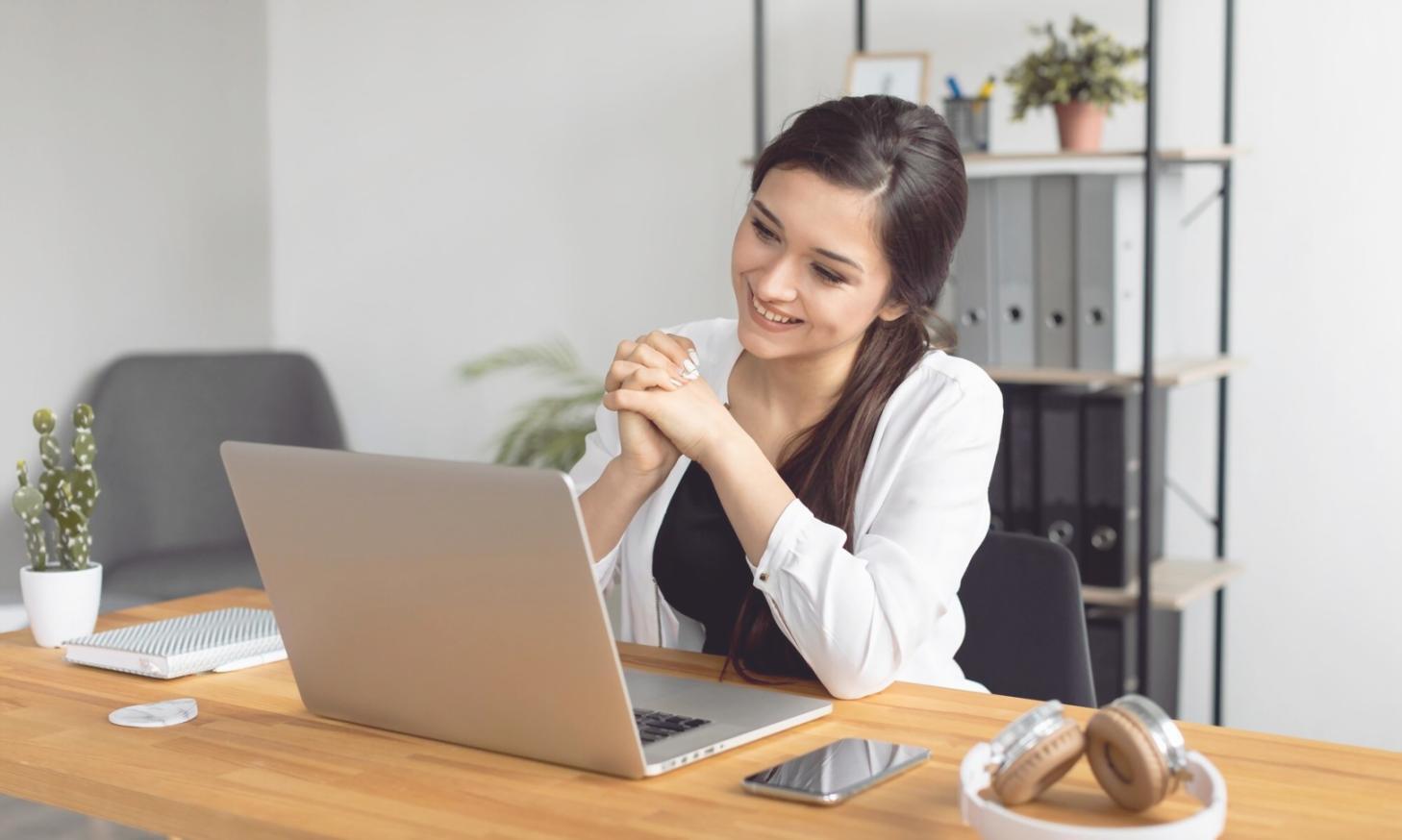 Estudiante revisando su portafolio de inversiones después de completar el programa